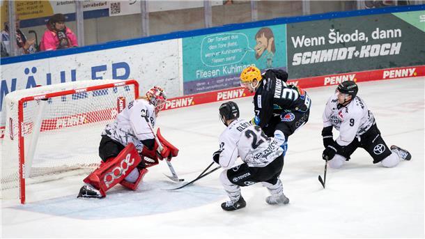 5:2 gegen die Kölner Haie: Vierter Sieg in Folge für die Fischtown Pinguins Markus Vikingstad (schwarzes Trikot) war Wegbereiter zum 1:0 für die Fischtown Pinguins.