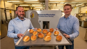 Markus von Bargen (li.) stellt mit Florian Stukenborg einen wasserstoffbetriebenen Industriebackofen des TTZ vor.