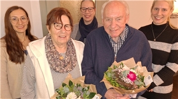 Marlene Ahrens und Peter Brunner wurden für 60- beziehungsweise 50-jährige Mitgliedschaft im Roten Kreuz geehrt. In der hinteren Reihe von links nach rechts der Vorstand des DRK-Ortsvereins Kuhstedt: Alexandra Entelmann sowie Carina und Lena Neumann.