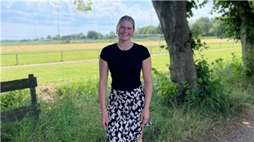 Frau vor einem Fußballfeld