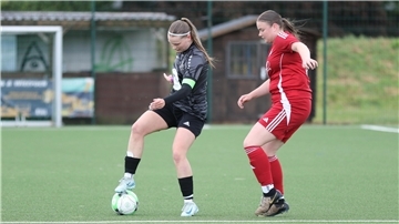 Fußballspiel der Frauenmannschaft des TSV Abbehausen mit Marlene Neumann (links)