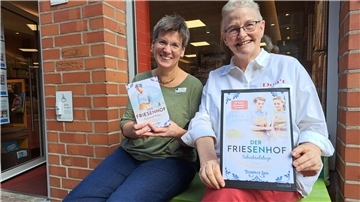 Bild der Autorin Marlies Folkens alias Fenja Lüders (rechts), die in der Buchhandlung von Anne von Bestenbostel (links) aus ihrem neuen Roman "Der Friesenhof - Schicksalstage" lesen wird.