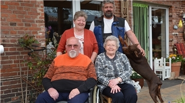Marlies Stuthmann (hinten links) lebt mit ihrem Mann Detlef (vorne links), Mutter Herta und Sohn Thorsten sowie dessen Partnerin Franziska (nicht im Bild) auf dem Hof in Bramel. Hündin Kira gehört ebenfalls zur Familie.