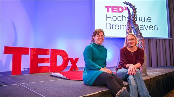 Wie diese beiden Frauen die Hochschule Bremerhaven international bekannt machen zwei Frauen sitzen auf einer Bühne in der Hochschule Bremerhaven