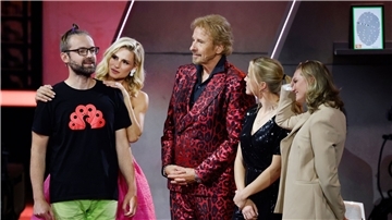 Marten Reiß (l) wurde bei der ZDF-Show „Wetten, dass..?“ mit Thomas Gottschalk und Michelle Hunziker Wettkönig.