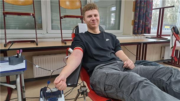 Waldschule Hagen: Blut spenden, Abi und was dann? Marten Zelt spendet bereits zum vierten Mal Blut.