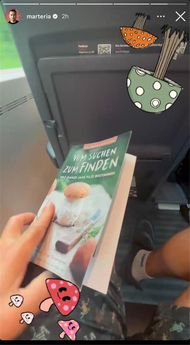 Marteria liest ein Pilz-Buch.