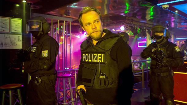 Marthaler (Matthias Koeberlin) bei einer Razzia im Nachtclub „Sterntaler“.