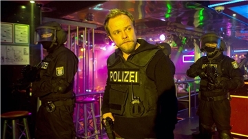 Marthaler (Matthias Koeberlin) bei einer Razzia im Nachtclub „Sterntaler“.