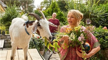 Martin (Götz Schubert) und Nina (Tanja Wedhorn) haben Besuch in ihrem Garten.