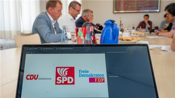 Martin Günthner (SPD, Mitte), Torsten Neuhoff (CDU, rechts) und Hauke Hilz (FDP) stellen im SPD-Haus in der Schifferstraße ihren Koalitionsvetrag den Medien vor.
