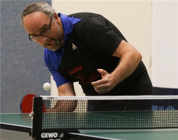 Daniel Wooge vom SV Nordenham wird ohne Niederlage Kreismeister im Tischtennis Martin Kohne vom Elsflether TB