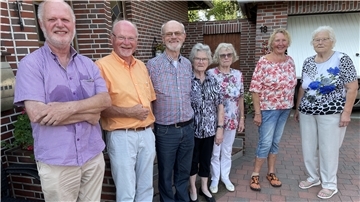 Martin, Konrad und Walter Kinner und ihre Schwestern Klara und Regina haben in Stollhamm ein Wiedersehen gefeiert. Dabei trafen sie auch Christine Heckmann wieder. Lotte Görries war die Gastgeberin (von links).