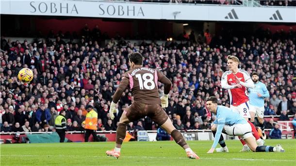 Martin Ödegaard (r) erzielt das erste Tor der Partie für Arsenal.