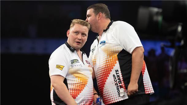Deutschland zieht bei Darts-Team-WM ins Achtelfinale ein Martin Schindler (l) und Gabriel Clemens stehen bei der Team-WM im Achtelfinale.