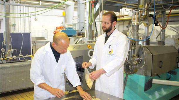 Ein Stück Fleisch aus Kichererbsen Martin Schüring (links) begutachtet zusammen mit seinem Kollege Tobias Fitzel sogenannte Texturate.