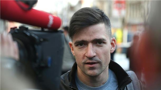 Behörden prüfen Einreiseverbot für Österreicher Sellner Martin Sellner hatte bei dem Treffen radikaler Rechter am 25. November in Potsdam nach eigenen Angaben über „Remigration“ gesprochen (Archivbild).