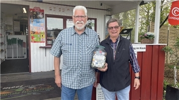 Mann und Frau vor einem Kiosk