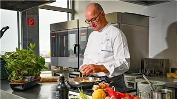 Martin Volkelt, Gourmet-Koch in Diensten der „Deutsche See“, bereitet in seiner Versuchsküche Lachsspieße zu. 