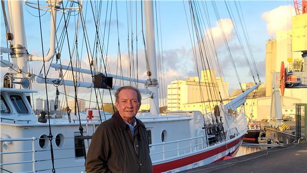 Martin Walker am Braker Binnenhafen. Er ist gern in Norddeutschland unterwegs. „Es ist so ganz anders als dort, wo ich lebe, und das ist interessant.“