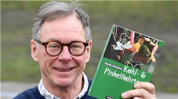 Martin Westphal, gebürtiger Bremer und Rendsburger Museumsdirektor, zeigt sein Buch über "Kohl- & Pinkelfahrten".