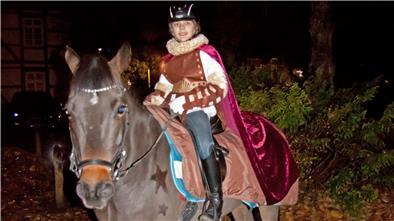 Ein junge auf einem Pferd.