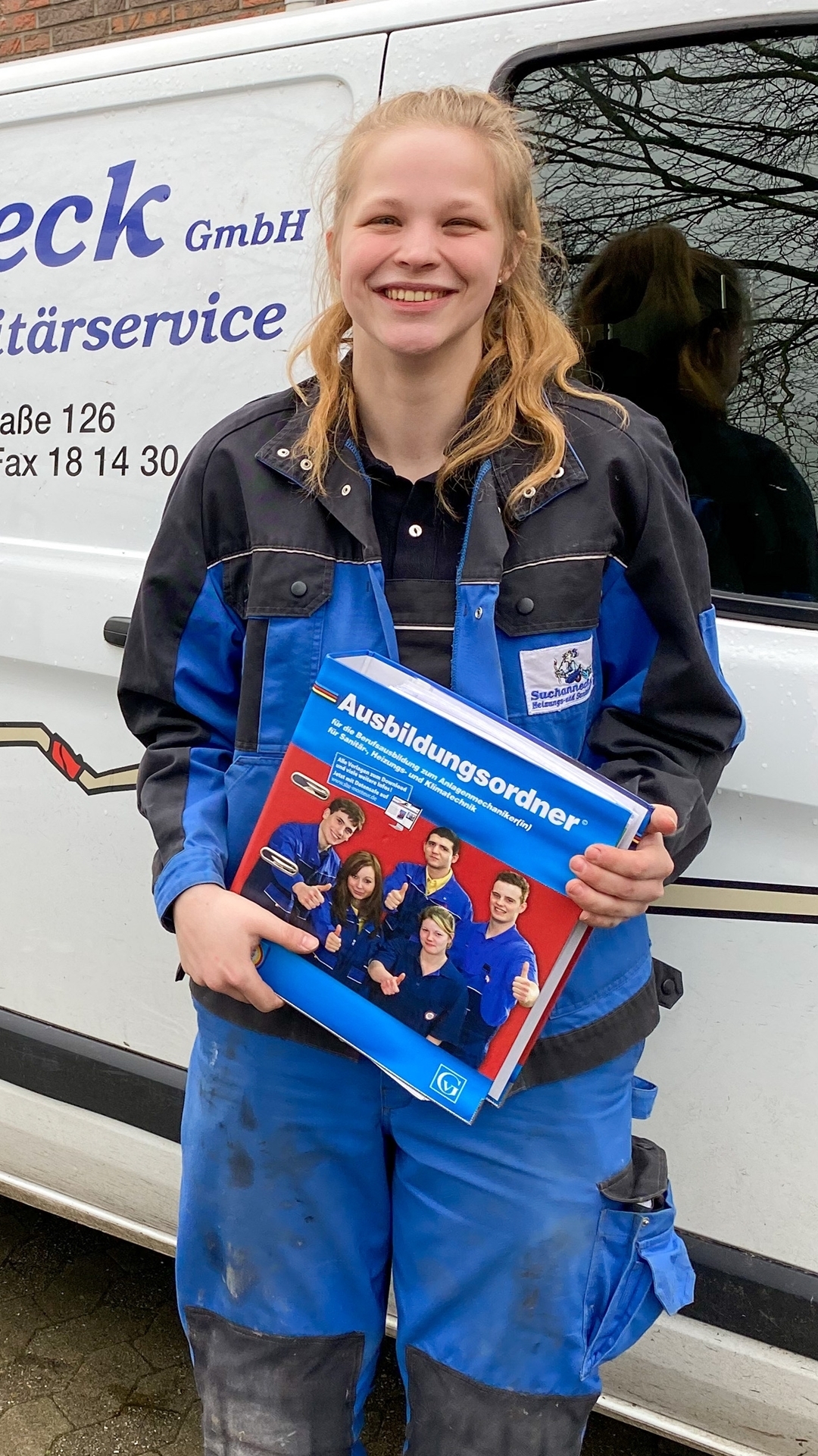 Mascha Luhn (20) mit ihrem Ausbildungsordner: „Die Beste, den wir je hatten“, hieß es aus der Innung für Sanitär- und Heizungstechnik Bremerhaven-Wesermünde.