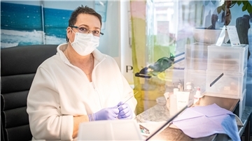 Maske, Handschuhe, Plexiglasscheiben: Claudia Colette Burmeister durfte ihr Kosmetikstudio trotzdem lange nicht öffnen.