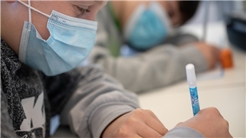 Masken statt Schnelltests: An Bremerhavens Schulen werden nach den Ferien keine freiwilligen Schnelltests angeboten. Die Stadt möchte die Maskenpflicht erweitern und auf Radartests setzen.