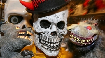 Masken, wie diese, sind an Halloween sehr beliebt.
