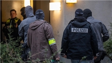 Maskierte Polizisten dursuchen das Wohnhaus der früheren RAF-Terroristin Daniela Klette in Berlin-Kreuzberg.