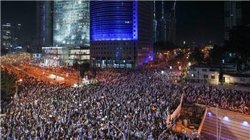 Massenprotest gegen die geplante Justizreform der israelischen Regierung in Tel Aviv.