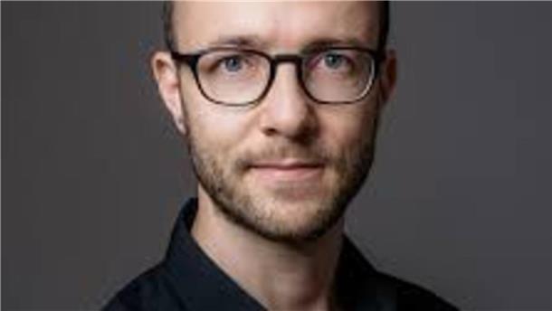 Mann mit Bart und Brille