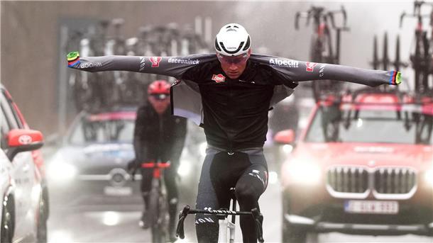 Mathieu van der Poel holt sich zum zweiten Mal den Sieg in Sanremo.