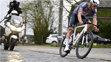 Mathieu van der Poel wurde vor seinem Sieg bei Paris-Roubaix mit einer Flasche beworfen. 
