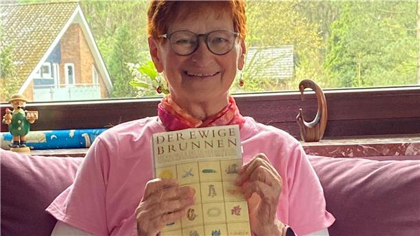 Eine Frau hält ein Buch.