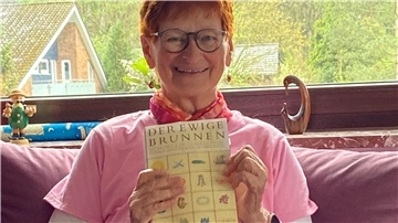 Eine Frau hält ein Buch.