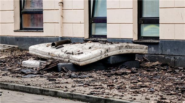 Großeinsatz nach Brand mit zwei Toten in Flensburg Matratzen, die dazu dienten, Sprünge von Menschen abzufedern, liegen in der Flensburger Neustadt vor einem Haus.
