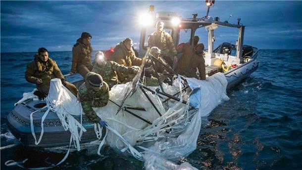 Matrosen bergen vor der Küste von Myrtle Beach in den USA einen chinesischen Ballon, der von der US-Luftwaffe abgeschossen worden war.