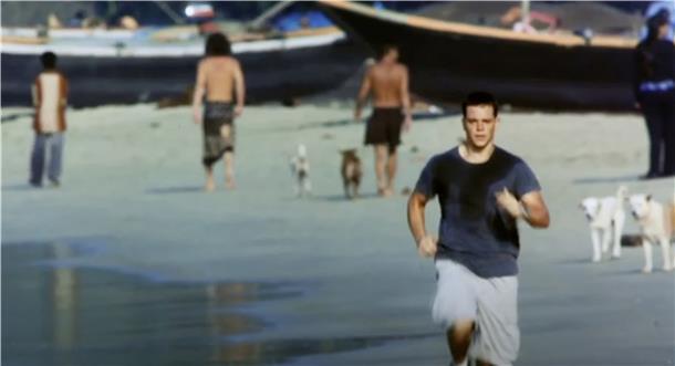 Matt Damon joggt als Jason Bourne am Strand von Goa. Wer täte das bei unserem derzeitigen Schmuddelwetter jetzt nicht gerne!