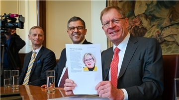 Matthias Claussen mit einem Bild der Schaffer-Gastgeberin Janina Marahrens-Hashagen.