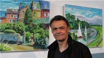 Matthias Haerting freut sich, dass seine Ausstellung in Grete´s Café am Fischkai 57 so gut angenommen wurde.