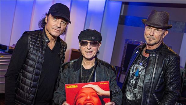 Scorpions: Nicht mehr in Russland - Friedenskonzert in Kiew? Matthias Jabs (l-r), Klaus Meine und Rudolf Schenker mit ihrem aktuelllen Album „Rock Believer“.