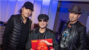 Matthias Jabs (l-r), Klaus Meine und Rudolf Schenker mit ihrem aktuelllen Album „Rock Believer“.