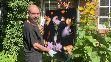 Mann mit Foto