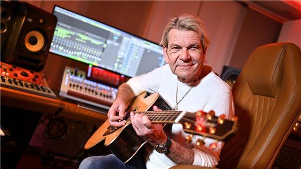 Matthias Reim probt in seinem Musikstudio. Jetzt wird er 65.