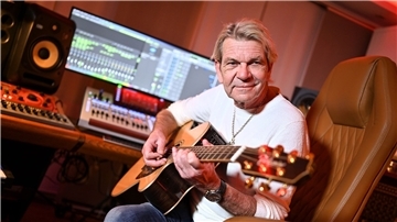 Matthias Reim probt in seinem Musikstudio. Jetzt wird er 65.