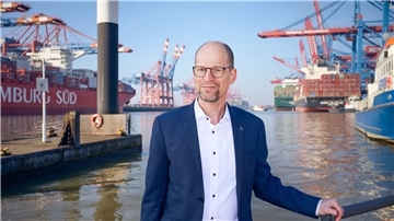Matthias Ristau leitet seit 2022 die Deutsche Seemannsmission (DSM). Er beobachtet zwar, dass sich die Arbeitsbedingungen an Bord vieler Schiffe verbessert haben, gleichzeitig gebe es noch einige Missstände.