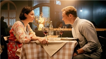 Matthias Schweighöfer (r) als Felix und Verena Altenberger als Paula in einer Szene das Films.