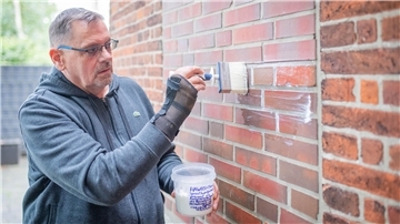 Maurermeister Hans-Ju¨rgen Wendt aus Cuxhaven stellt seine neuste Erfindung vor.